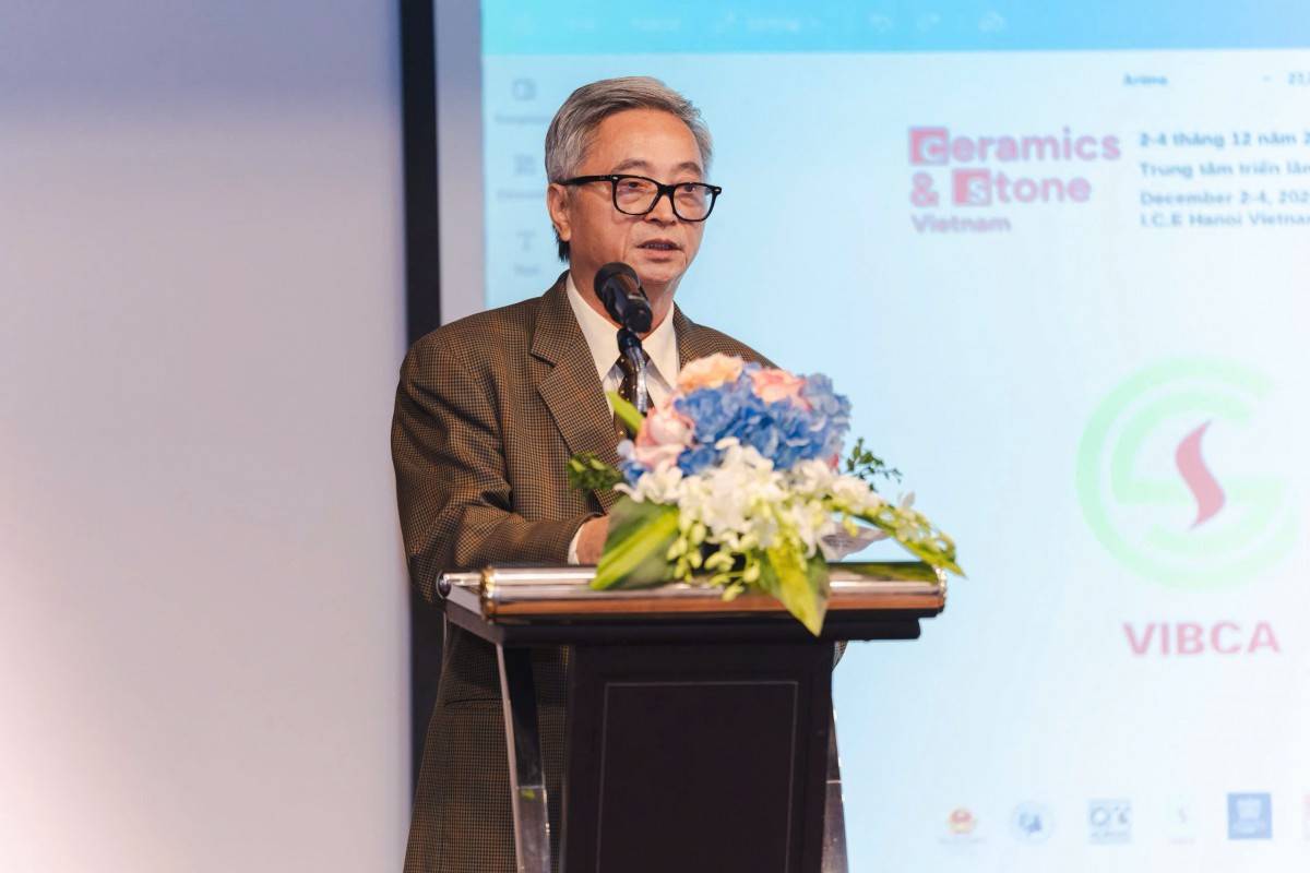 Ông Nguyễn Minh Tuấn - Chủ tịch Hiệp hội Gốm sứ Xây dựng Việt Nam (VIBCA) phát biểu tại buổi họp báo. 