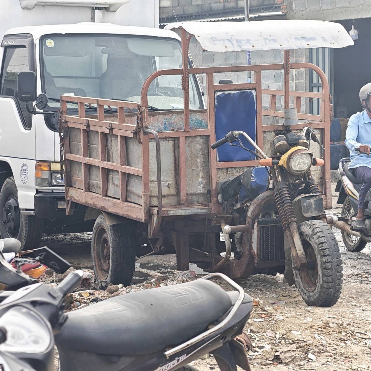 Lâm Đồng: Công an phường Mũi Né xác minh, xử lý vụ đổ rác xuống biển