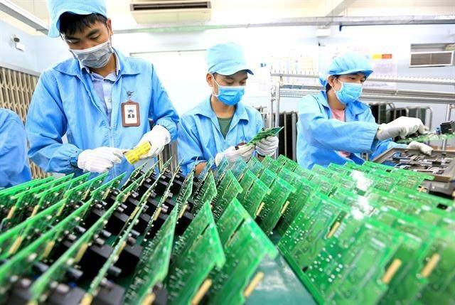 Dây chuyền lắp ráp linh kiện điện tử tại Việt Nam. Nâng tỷ lệ nội địa hóa không chỉ phụ thuộc vào sản lượng sản xuất, mà còn ở khả năng làm chủ công nghệ và tham gia các khâu có giá trị gia tăng cao.