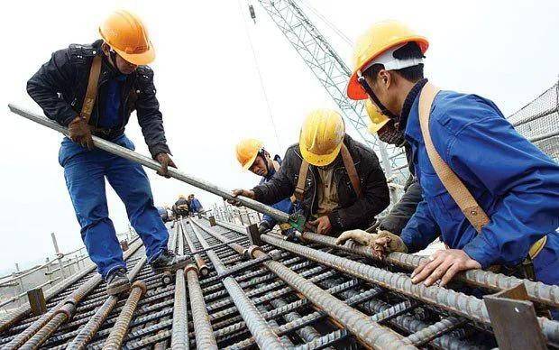 Trang bị bảo hộ và tuân thủ quy định an toàn là những yêu cầu cơ bản đối với người lao động tại công trường xây dựng.