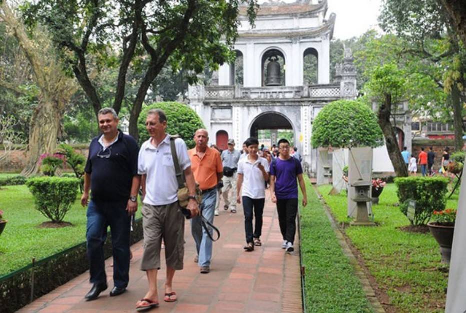 Nước Đức được đánh giá là một trong những dân tộc đi du lịch nhiều nhất thế giới, là khách du lịch châu Âu chi tiêu cao nhất khi đi du lịch. Vì thế, các công ty du lịch nói riêng và ngành Du lịch Việt Nam nói chung cần tìm hiểu về tâm lý khách du lịch người Đức cùng xu hướng tiêu dùng trong du lịch của họ. Trong ảnh: Du khách Đức tham quan Văn Miếu - Quốc Tử Giám (Hà Nội).