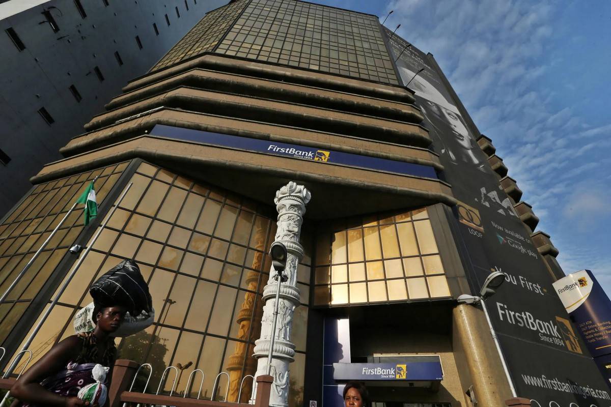 Tòa nhà trụ sở FirstBank với nhận diện xanh và vàng, minh họa cho lĩnh vực ngân hàng mà doanh nhân Femi Otedola tập trung đầu tư. FirstBank là thương hiệu ngân hàng lâu đời thuộc hệ sinh thái First HoldCo.