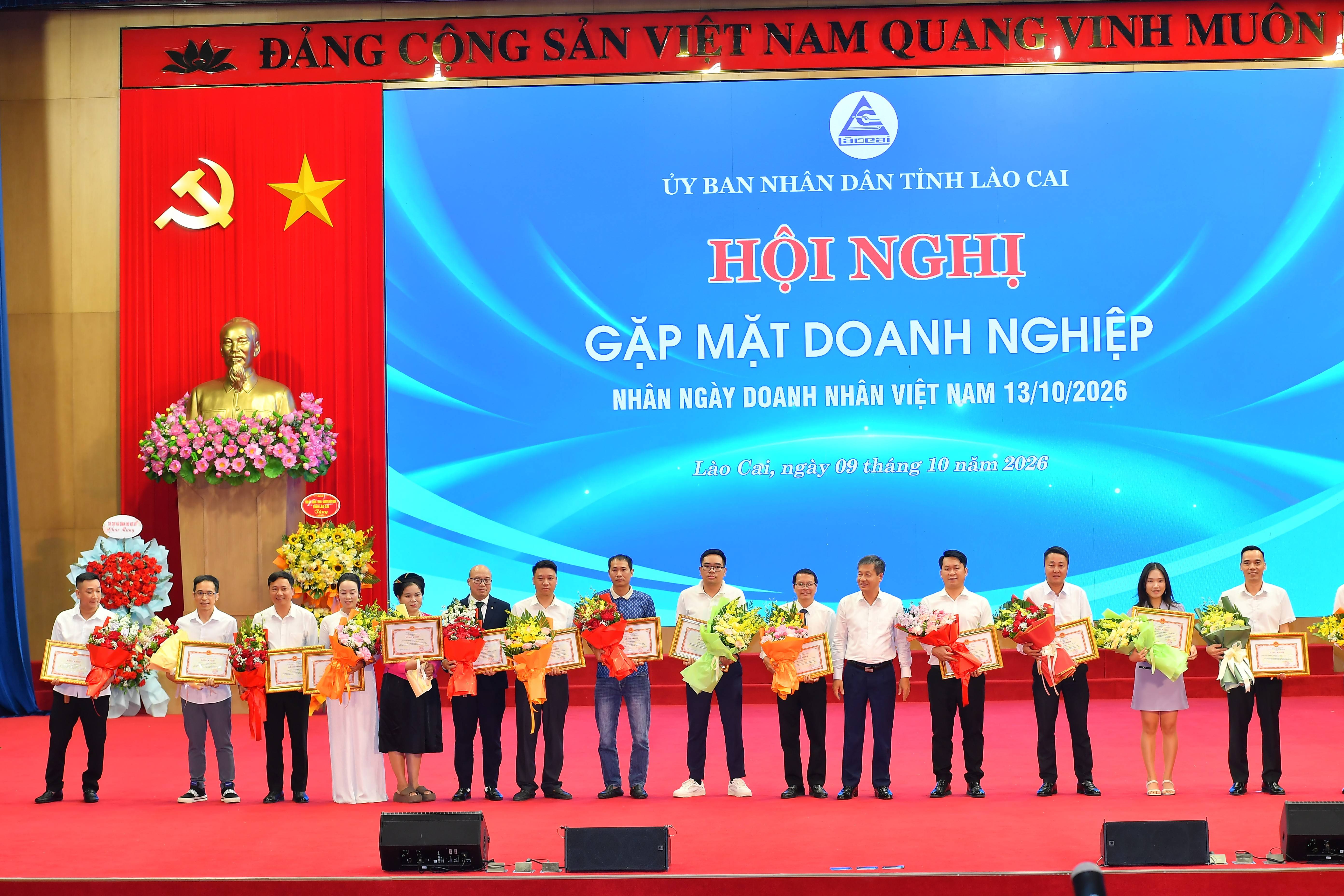 Chủ tịch UBND tỉnh Lào Cai đã quyết định tặng Bằng khen cho 25 doanh nghiệp, 3 hợp tác xã và 2 hộ kinh doanh có thành tích xuất sắc trong đóng góp vào phát triển kinh tế - xã hội và hỗ trợ công tác an sinh xã hội trên địa bàn trong 9 tháng năm 2026.