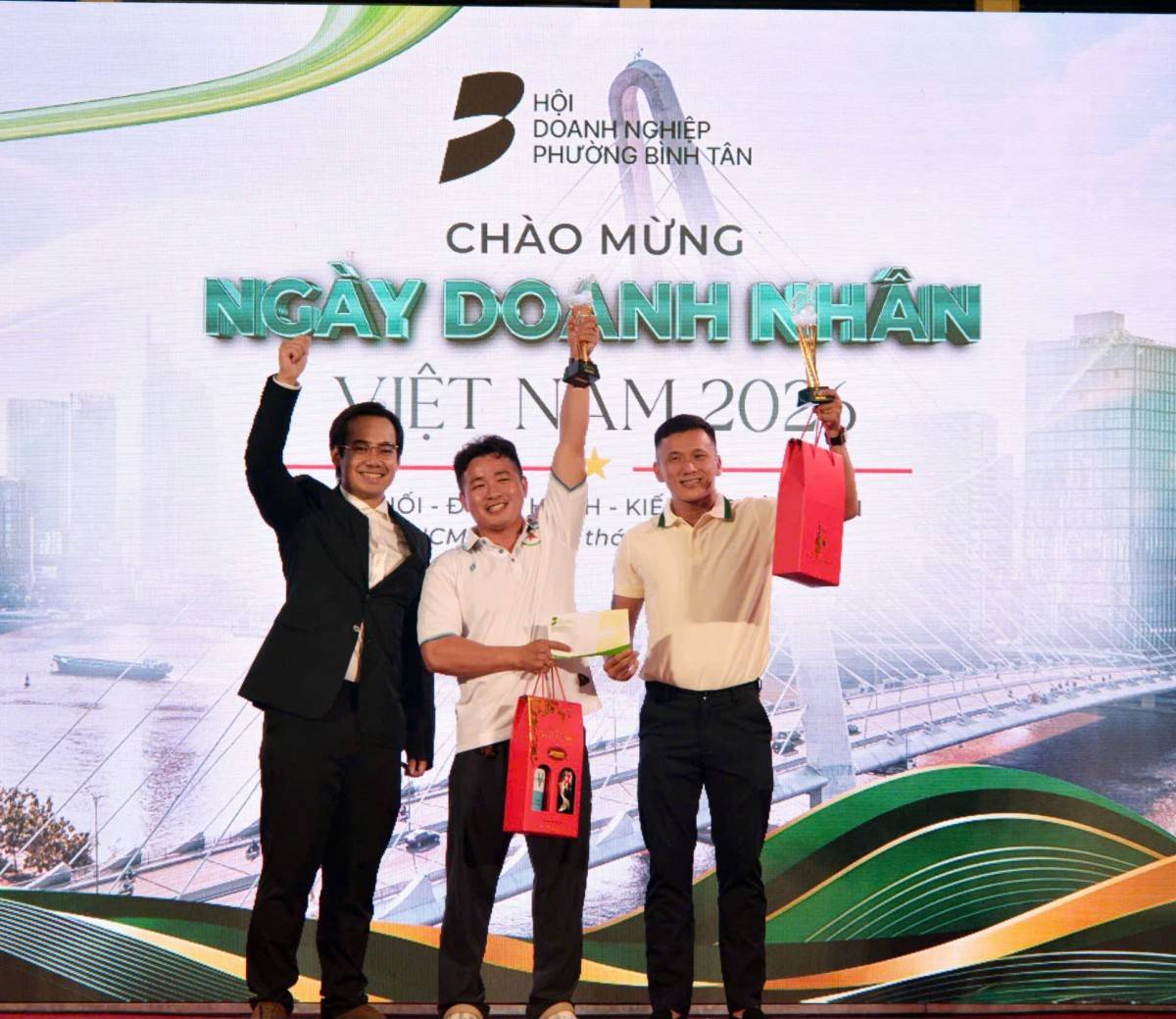 ông Lê Văn Chí Huy – Chủ tịch Hội Doanh nghiệp Phường Bình Tân, Tổng Giám đốc Công ty TNHH Phế liệu Huy Hoàng Gia làm Trưởng đoàn. 