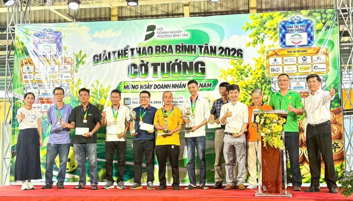 Ban tổ chức trao giải thưởng cho các 