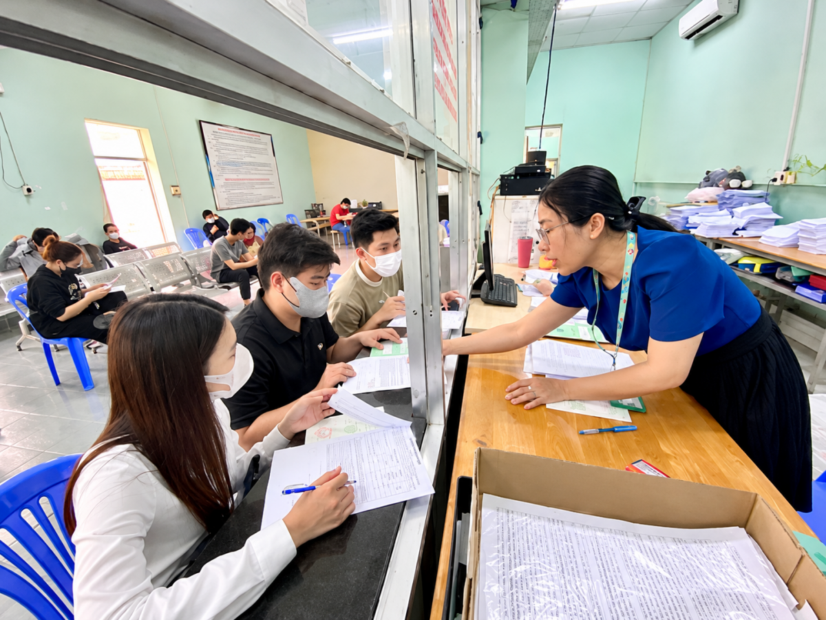 Cán bộ Trung tâm Dịch vụ việc làm TP. Hồ Chí Minh hướng dẫn, kiểm tra hồ sơ của người lao động.