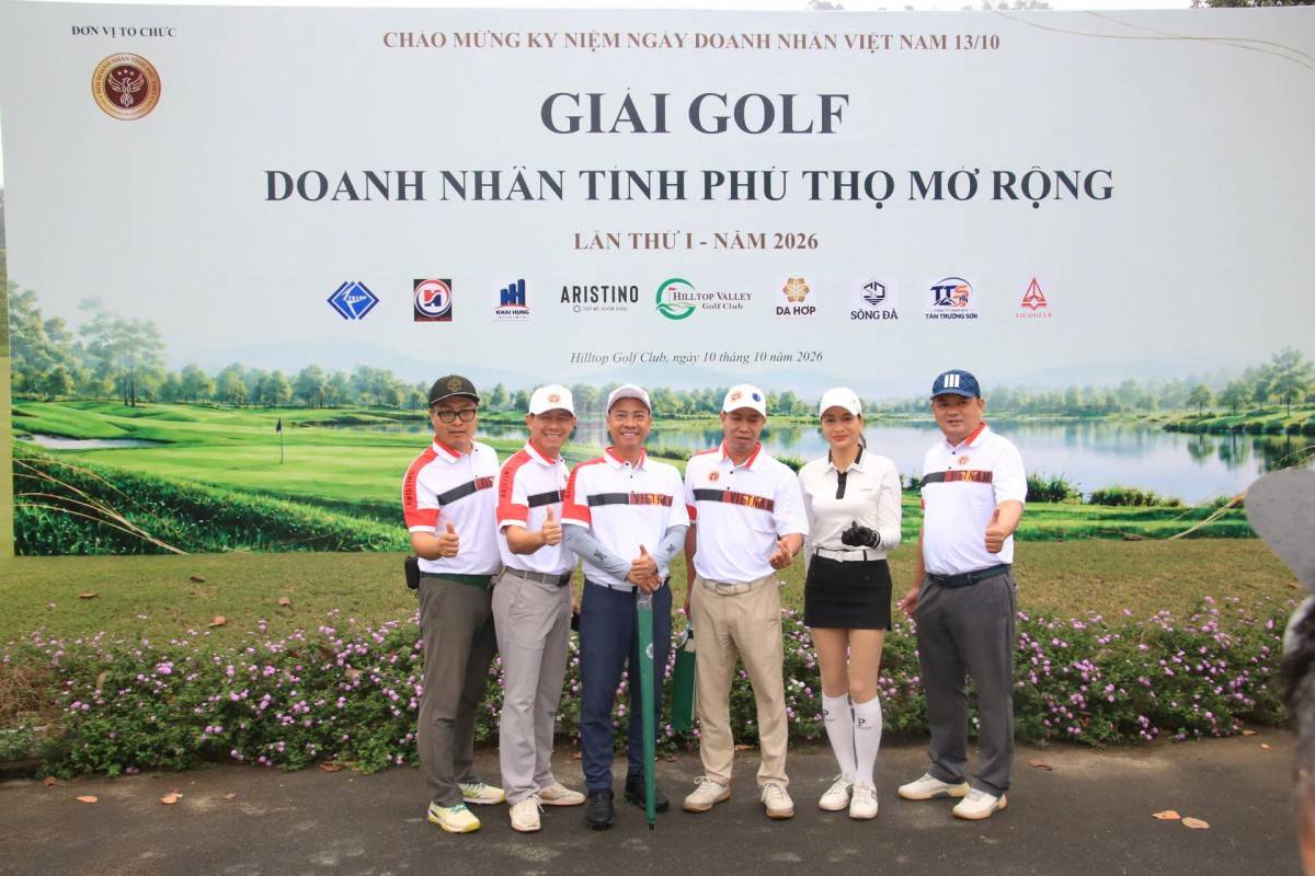 Các doanh nhân chụp ảnh lưu niệm trước giờ thi đấu - Ảnh: Hạnh Nguyen.