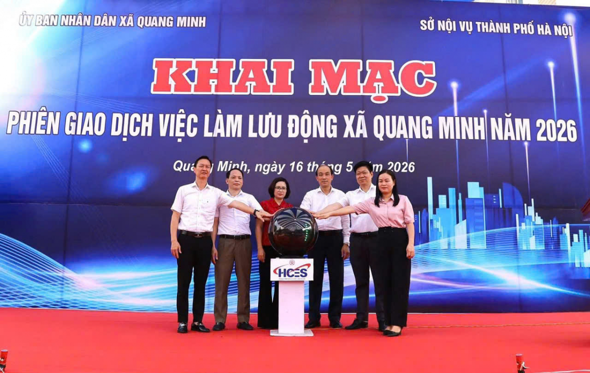ãnh đạo Sở Nội vụ, Trung tâm Dịch vụ việc làm Hà Nội, xã Quang Minh bấm nút khai mạc phiên giao dịch việc làm lưu động xã Quang Minh năm 2026.