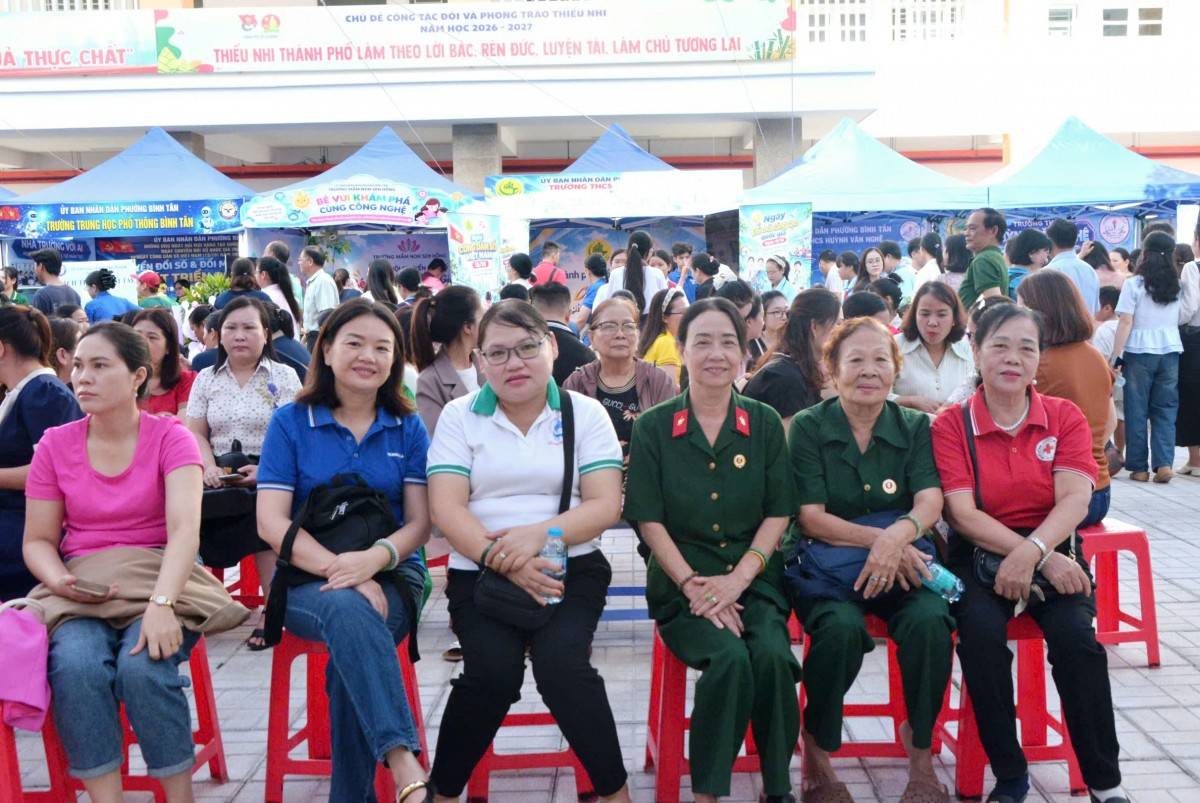Đông đảo bà con nhân dân tới tham dự ngày hội