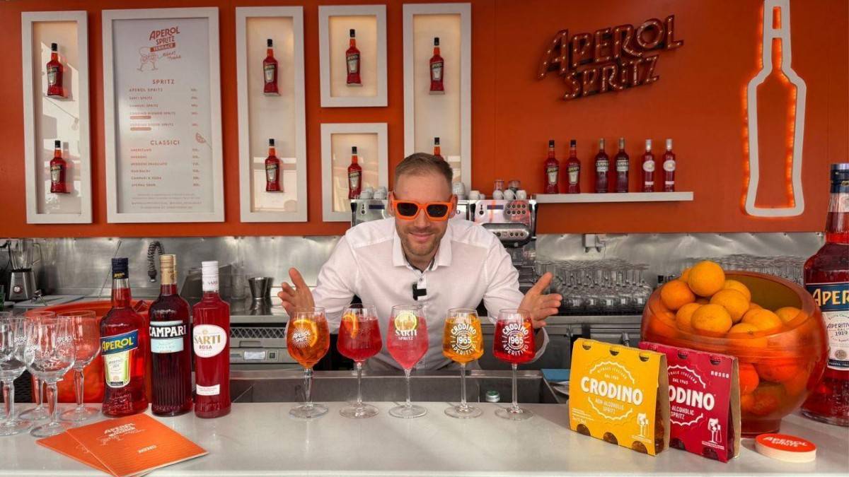 Aperol Spritz trong không gian quầy bar, danh mục đồ uống của Campari Group. Aperol là một trong những thương hiệu quan trọng giúp tập đoàn tiếp cận người tiêu dùng tại nhiều thị trường.