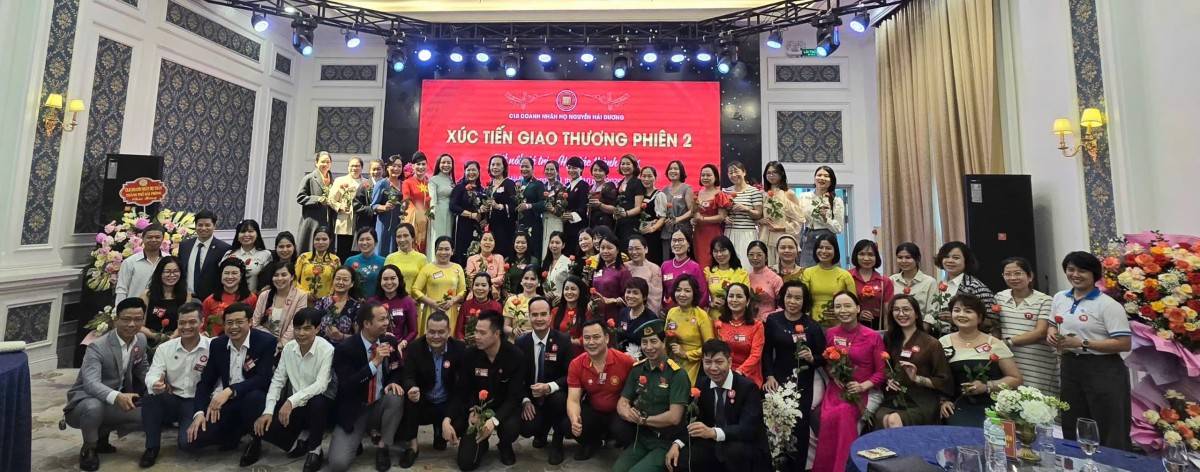 Các doanh nhân chụp ảnh lưu niệm