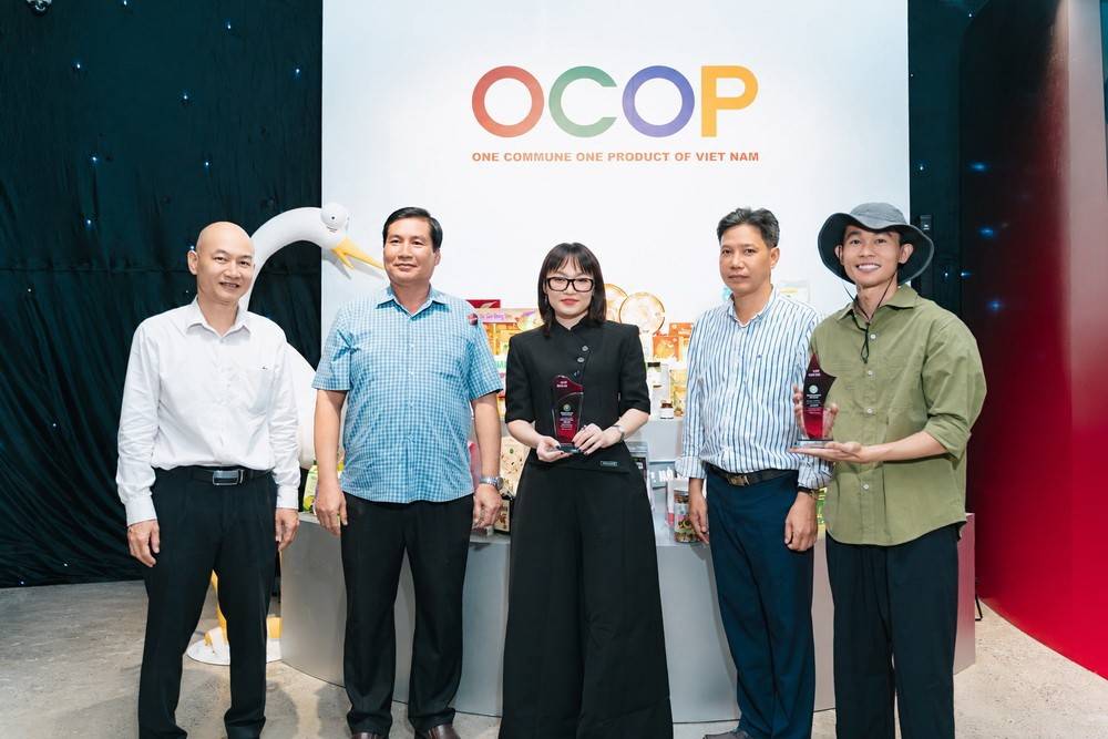 Đại diện Melive và nghệ sĩ Hồng Thanh cùng các Lãnh đạo