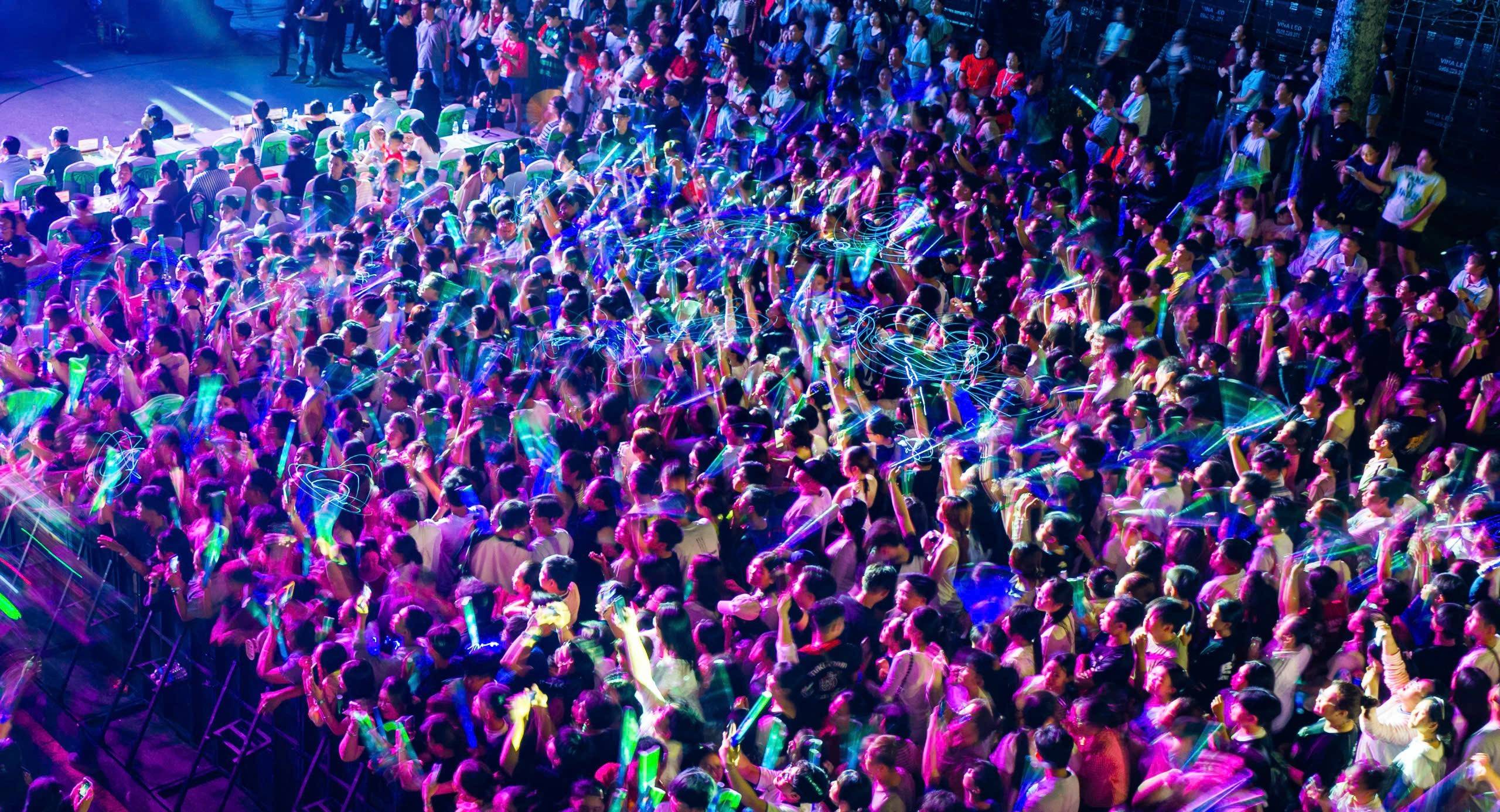 Hơn 20.000 khán giả cháy hết mình trong đêm nhạc hội VPBank Music Night