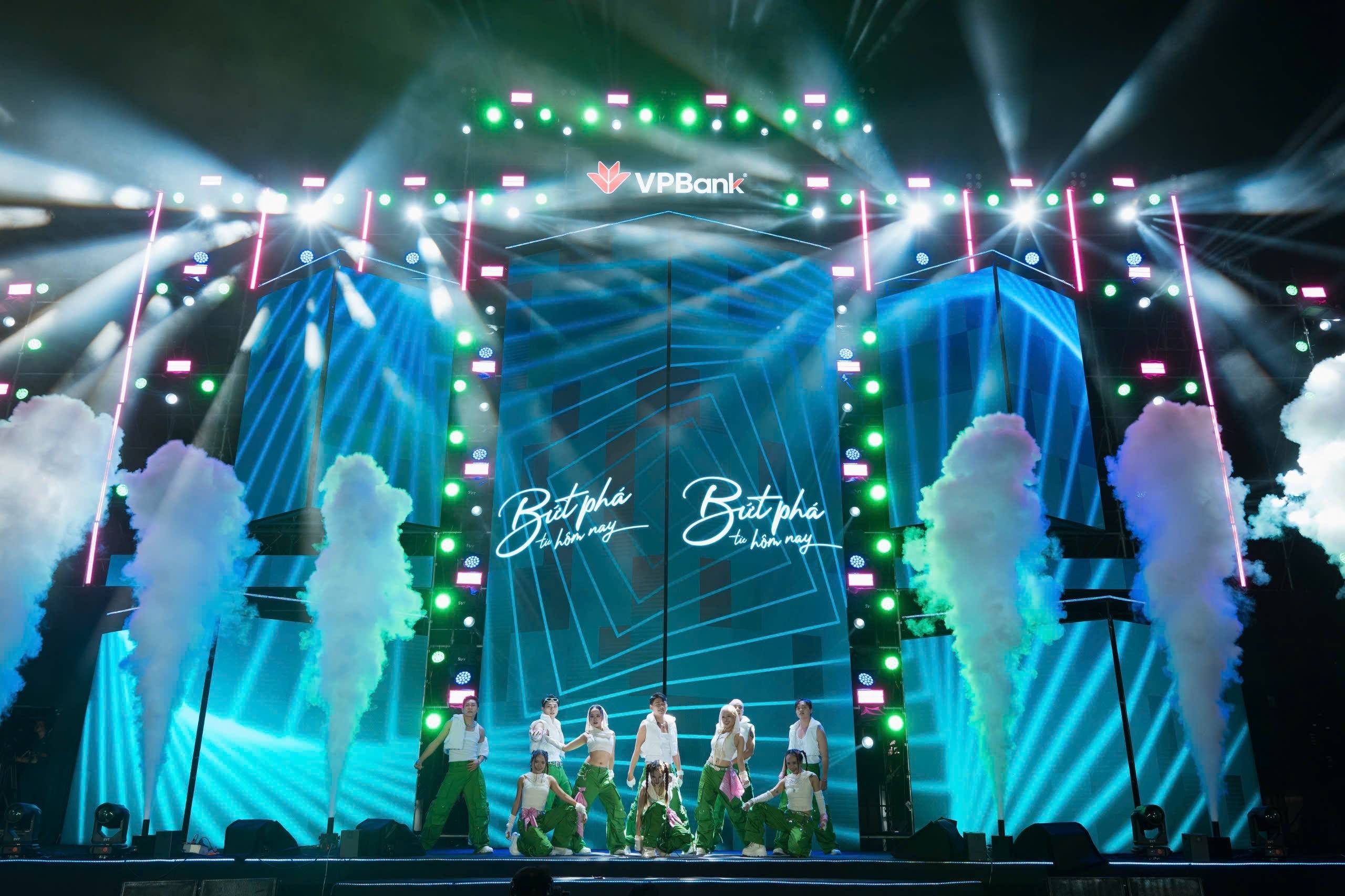 Hơn 20.000 khán giả cháy hết mình trong đêm nhạc hội VPBank Music Night