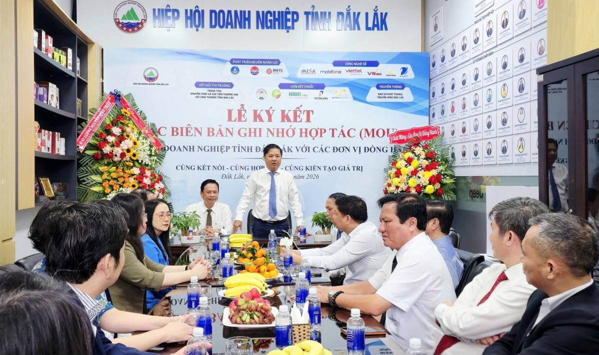 Ủy viên Trung ương Đảng, Bí thư Tỉnh ủy, Trưởng Đoàn ĐBQH tỉnh Đắk Lắk Lương Nguyễn Minh Triết phát biểu với lãnh đạo HHDN và cộng đồng doanh nghiệp tỉnh nhân kỷ niệm 22 năm Ngày Doanh nhân Việt Nam (13/10). 