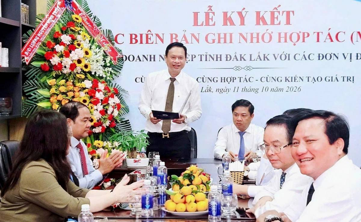 Chủ tịch HHDN tỉnh Đắk Lắk Phạm Đông Thanh báo cáo kết quả hoạt động 9 tháng đầu năm và chuỗi hoạt động chào mừng Ngày Doanh nhân Việt Nam (13/10) của Hiệp hội với đoàn công tác của tỉnh