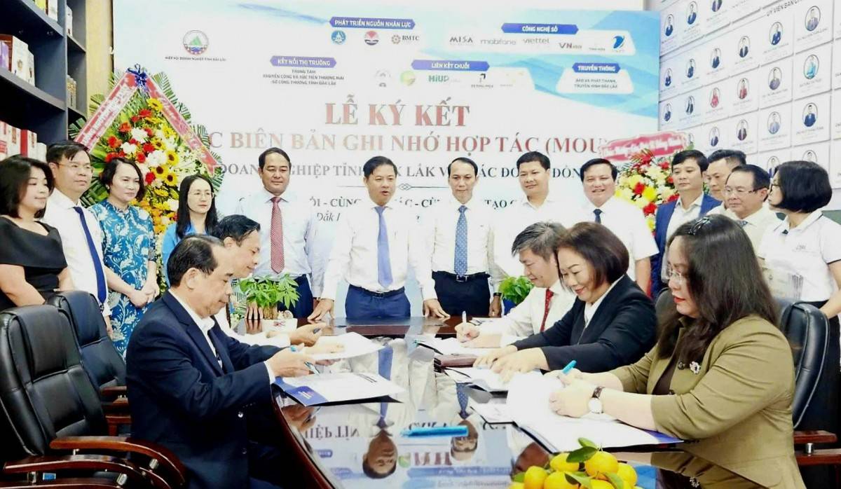  Ủy viên Trung ương Đảng, Bí thư Tỉnh ủy, Trưởng Đoàn ĐBQH tỉnh Đắk Lắk Lương Nguyễn Minh Triết cùng lãnh đạo tỉnh chứng kiến Lễ ký kết biên bản ghi nhớ của HHDN tỉnh với các đơn vị đồng hành (Trong ảnh là ký kết về phát triển nguồn nhân lực, kết nối thị trường và truyền thông)