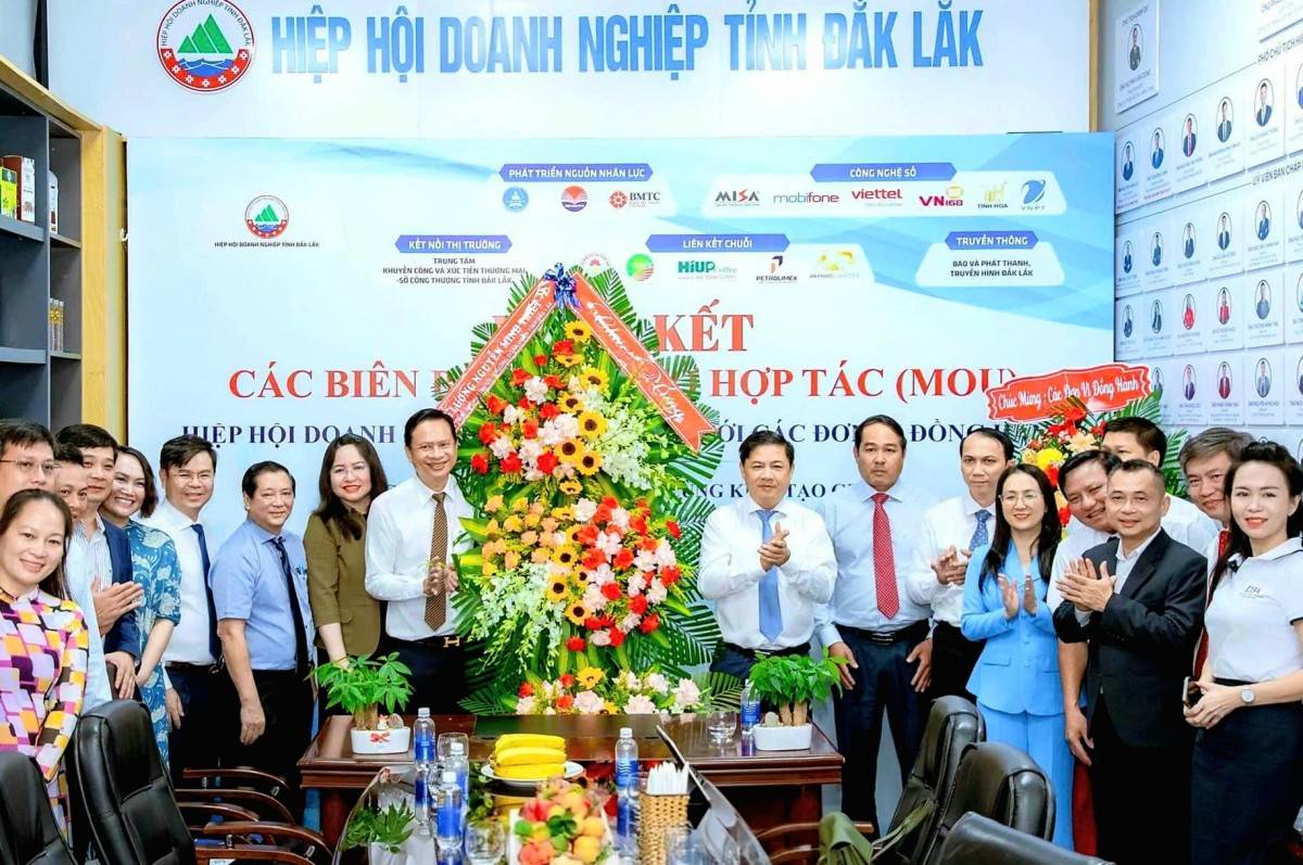 Ủy viên Trung ương Đảng, Bí thư Tỉnh ủy, Trưởng Đoàn ĐBQH tỉnh Đắk Lắk Lương Nguyễn Minh Triết (đứng sát bên trái lẵng hoa) tặng hoa chúc mừng HHDN tỉnh.