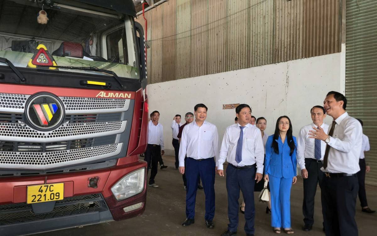 Ủy viên Trung ương Đảng, Bí thư Tỉnh ủy, Trưởng Đoàn ĐBQH tỉnh Đắk Lắk Lương Nguyễn Minh Triết cùng lãnh đạo tỉnh thăm Công ty TNHH Vận tải Ô tô An Phước