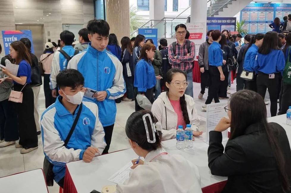 Người thất nghiệp tìm việc mới: Vì sao sàn giao dịch phải "gần" nhà máy hơn?