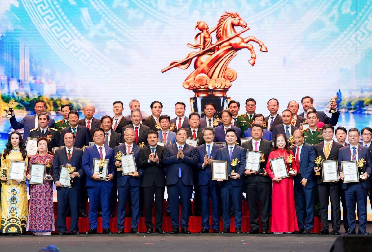 Phó Thủ tướng Thường trực Chính phủ Phạm Gia Túc chúc mừng các Doanh nhân được vinh danh Doanh nhân Việt Nam tiêu biểu - Cúp Thánh Gióng năm 2026