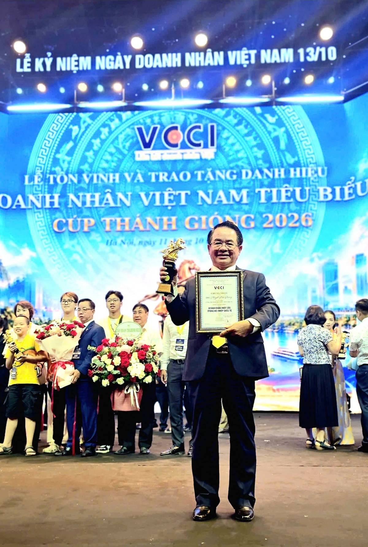 Ông Huỳnh Văn Dũng - Bí thư Đảng ủy, Thành viên HĐQT - Tổng Giám đốc Công ty Cổ phần Bia Sài gòn - Miền Trung, Chủ tịch danh dự Hiệp hội Doanh nghiệp tỉnh Đắk Lắk được vinh danh tại chương trình “Doanh nhân Việt Nam tiêu biểu - Cúp Thánh Gióng 2026”, ở hạng mục Doanh nhân Xuất sắc Việt Nam Hội nhập Quốc tế.