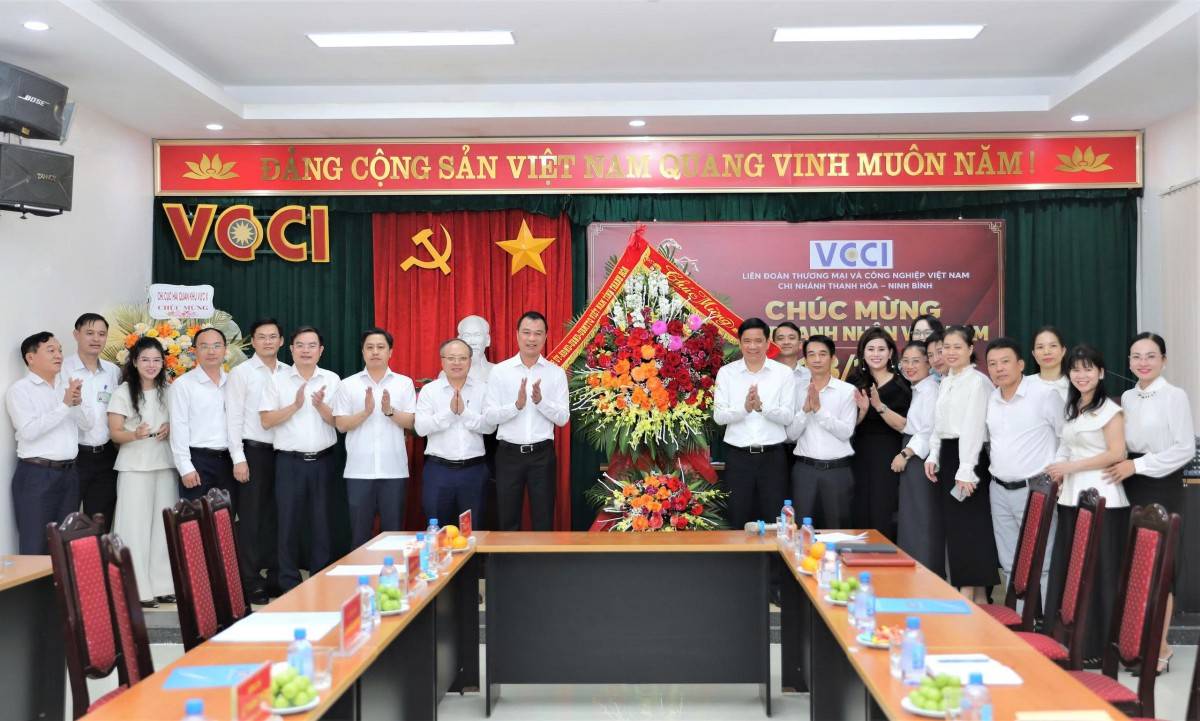 Chủ tịch UBND tỉnh Thanh Hóa thăm, chúc mừng cộng đồng doanh nghiệp nhân ngày 13/10