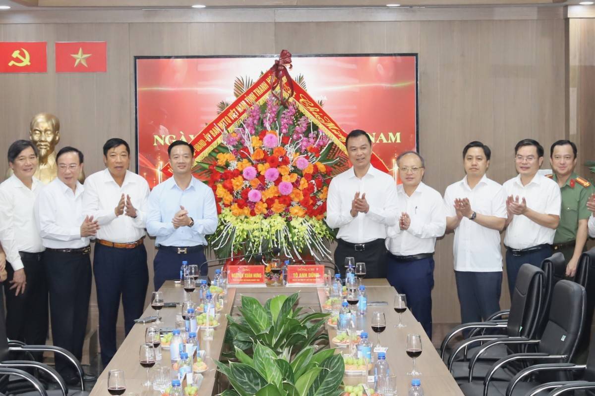 Chủ tịch UBND tỉnh Tô Anh Dũng cùng các đại biểu tặng hoa chúc mừng Hiệp hội Doanh nghiệp tỉnh nhân Ngày Doanh nhân Việt Nam.