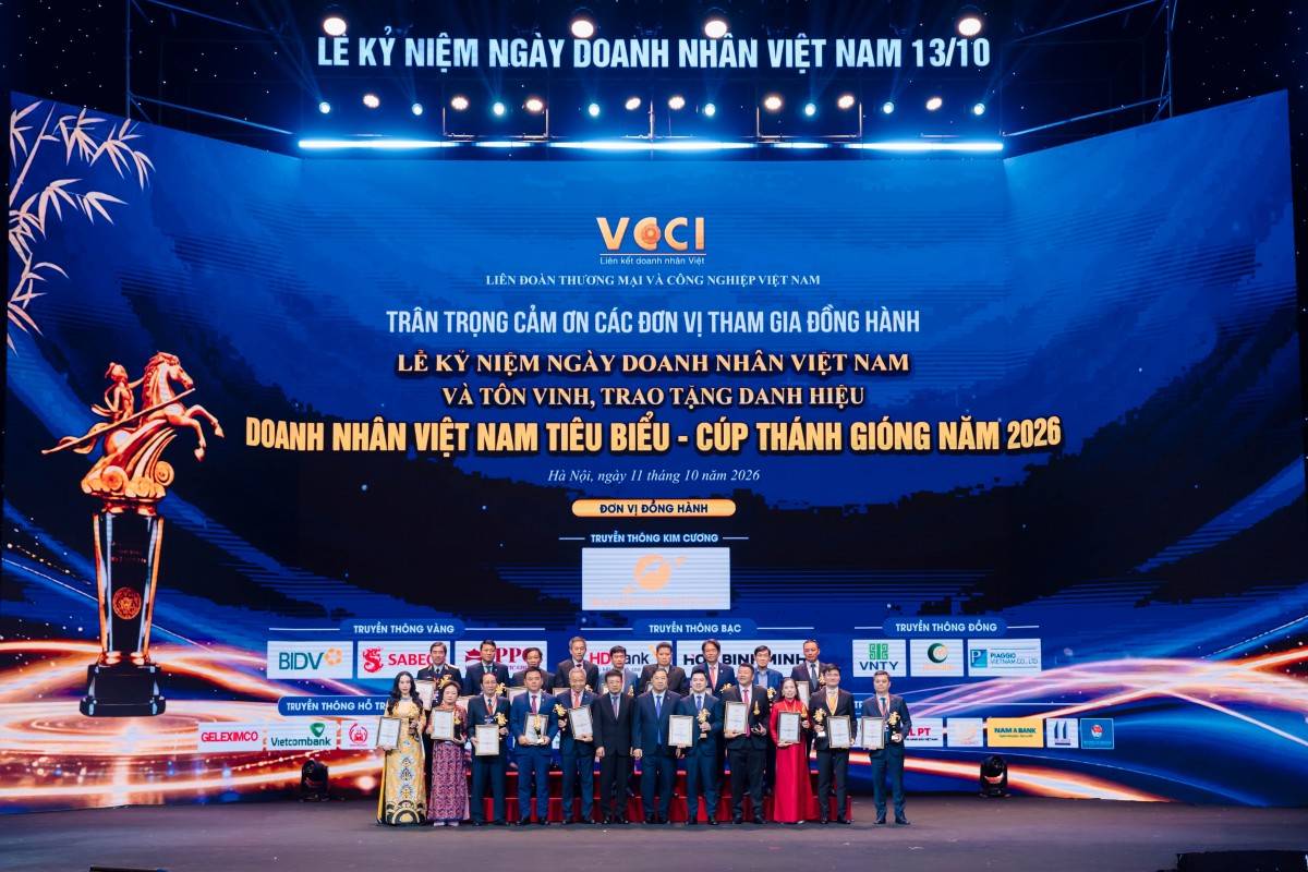 Ông Nguyễn Xuân Thành chụp ảnh lưu niệm cùng các đại biểu tại chương trình