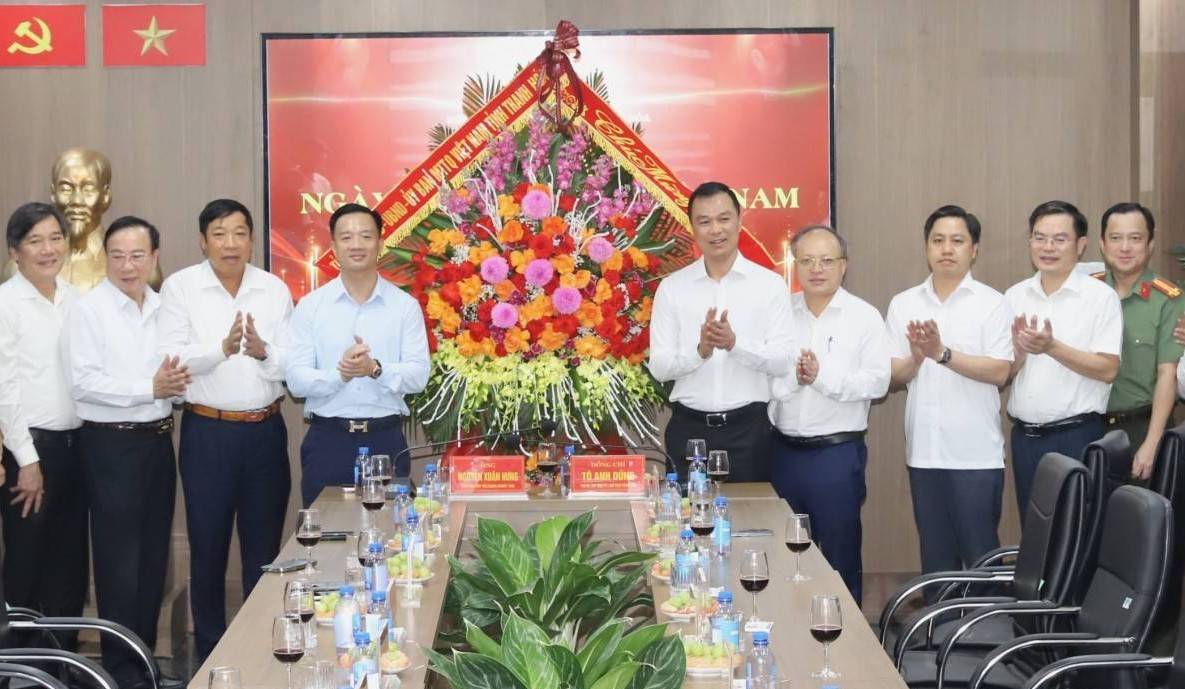 Chủ tịch UBND tỉnh Thanh Hóa thăm, chúc mừng cộng đồng doanh nghiệp nhân ngày 13/10