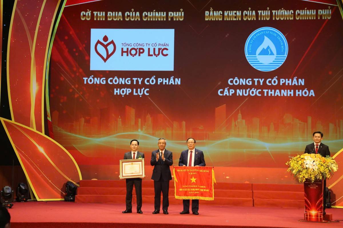 Thừa ủy quyền Thủ tướng Chính phủ, Bí thư Tỉnh ủy Lê Đức Thái trao Cờ thi đua của Chính phủ cho Tổng Công ty CP Hợp Lực được và Bằng khen của Thủ tướng Chính phủ cho Công ty CP Cấp nước Thanh Hóa.