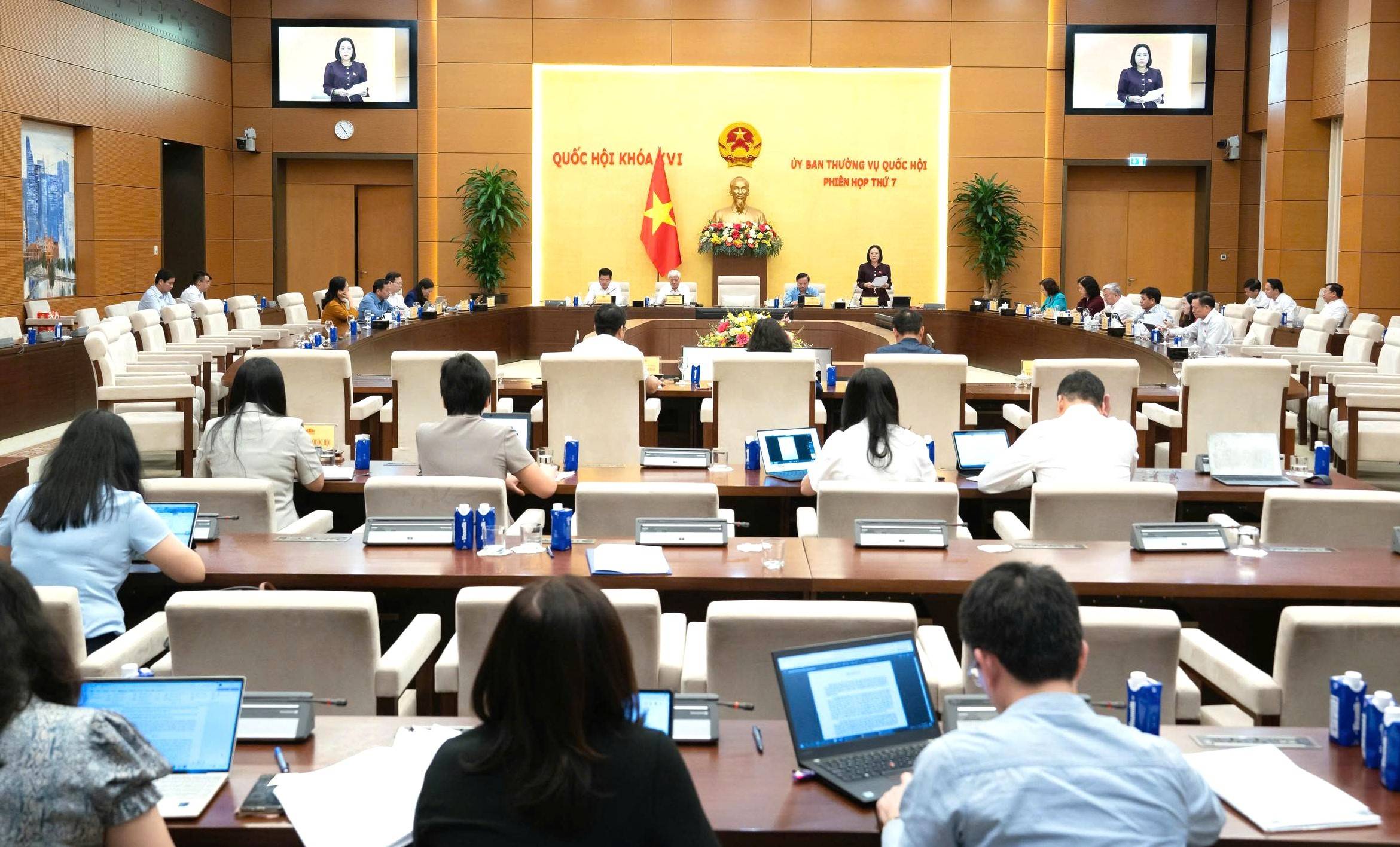 UBTVQH yêu cầu minh bạch giá thuốc, bảo đảm quyền lợi người tham gia BHYT