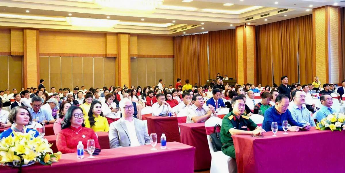 Các đại biểu tham dự buổi lễ. 
