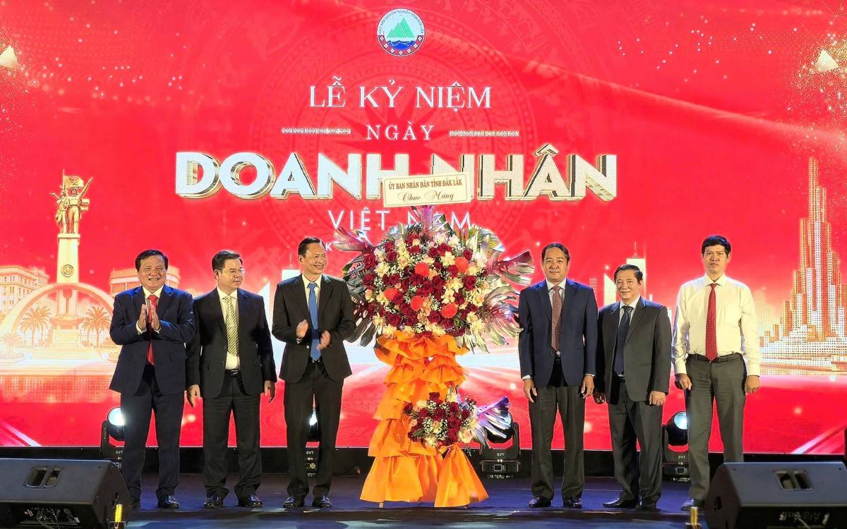 Lãnh đạo Hiệp hội DN tỉnh Đắk Lắk đón nhận lẵng hoa của UBND tỉnh Đắk Lắk chúc mừng nhân ngày Doanh nhân Việt Nam (13/10).   