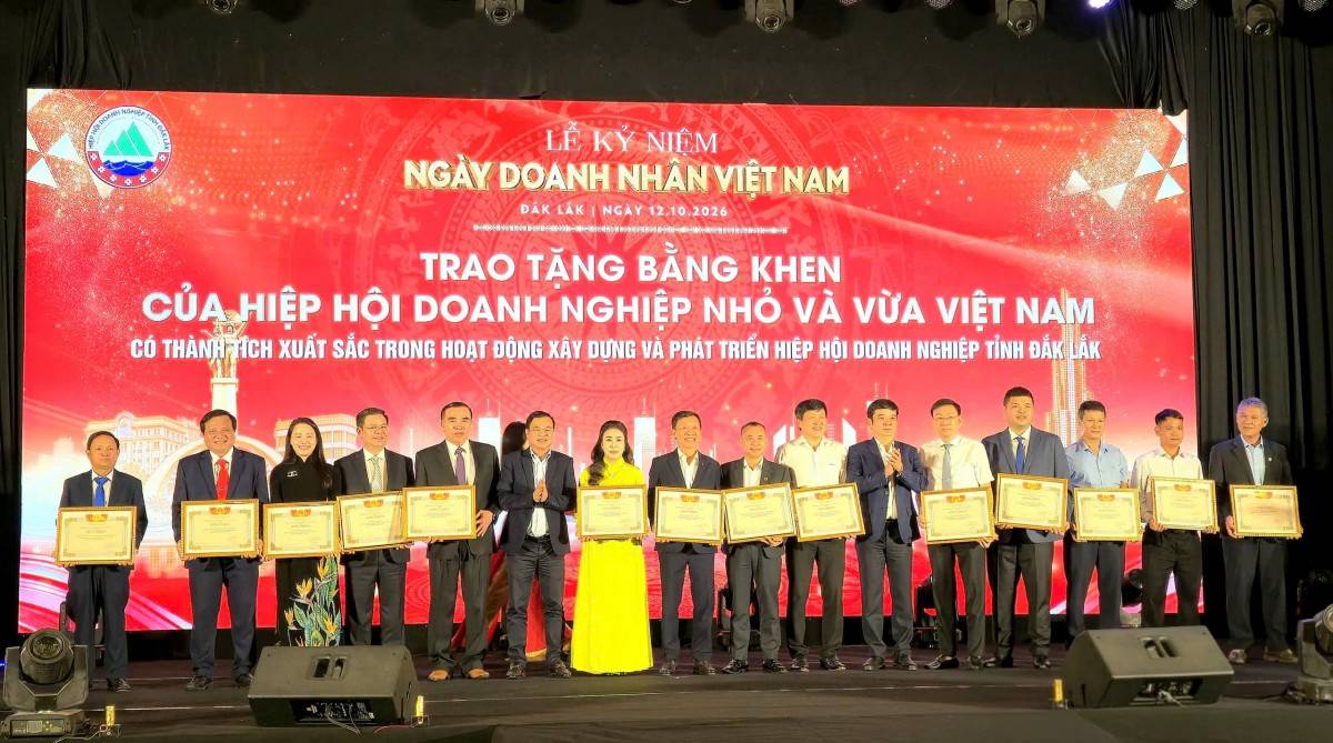 14 tập thể doanh nghiệp được Hiệp hội DN nhỏ và vừa Việt Nam trao tặng Bằng khen.