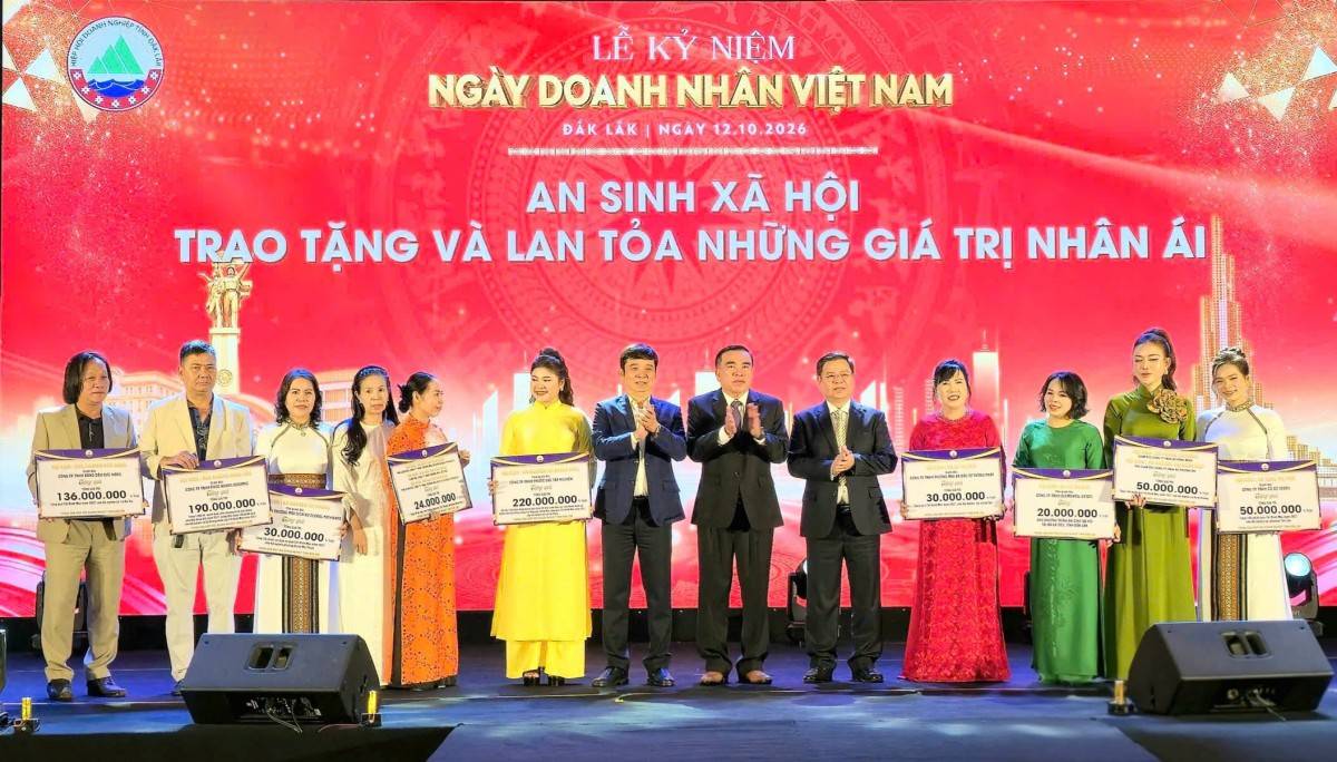 Lãnh đạo Hiệp hội DN tỉnh Đắk Lắk ghi nhận sự ủng hộ tài chính từ 15 doanh nghiệp trao tặng cho các đối tượng nghèo, đặc biệt khó khăn…
