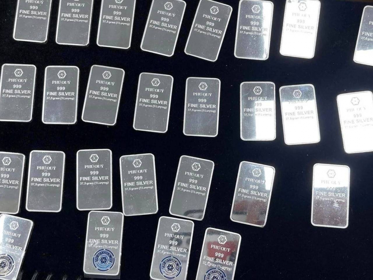 Giá bạc chịu áp lực từ USD mạnh và thị trường kỳ hạn