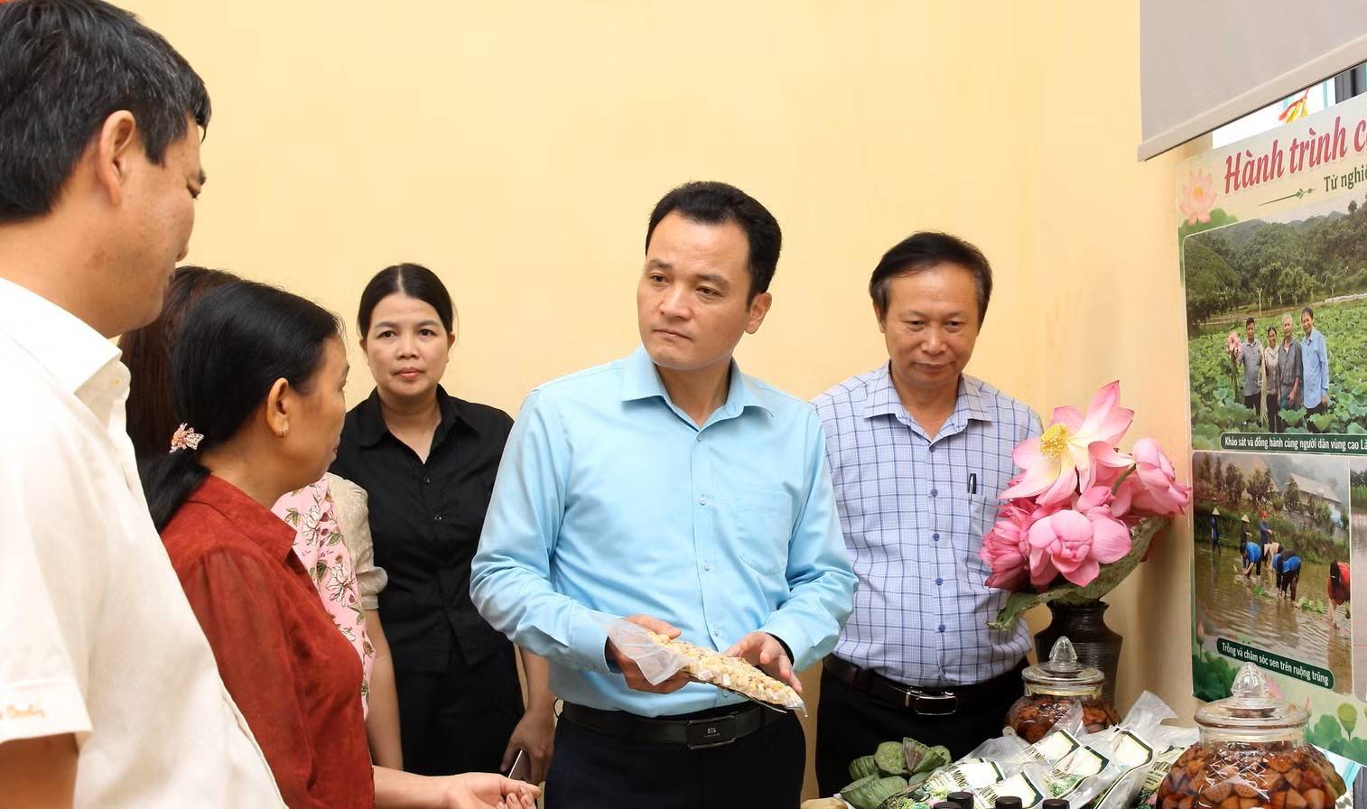 Phó Chủ tịch UBND tỉnh Giàng Quốc Hưng tìm hiểu các sản phẩm chế biến từ sen và trao đổi về định hướng phát triển, nâng cao giá trị kinh tế của cây sen tại địa phương.