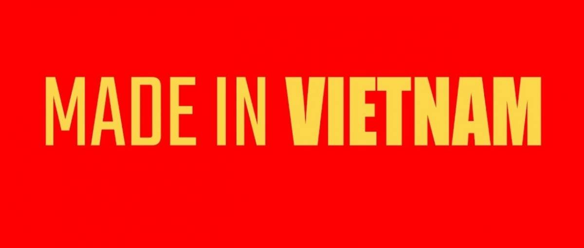 Bên cạnh tiêu chí kỹ thuật, Nghị định 384/2026/NĐ-CP đặt trách nhiệm trực tiếp lên thương nhân, tổ chức, cá nhân thể hiện xuất xứ Việt Nam. Trách nhiệm này áp dụng khi thông tin xuất xứ xuất hiện trên nhãn hàng hóa hoặc trên tài liệu, vật phẩm chứa thông tin liên quan đến hàng hóa.