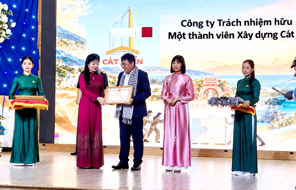 An Giang đối thoại doanh nghiệp, tháo gỡ vướng mắc, trao 153 Bằng khen