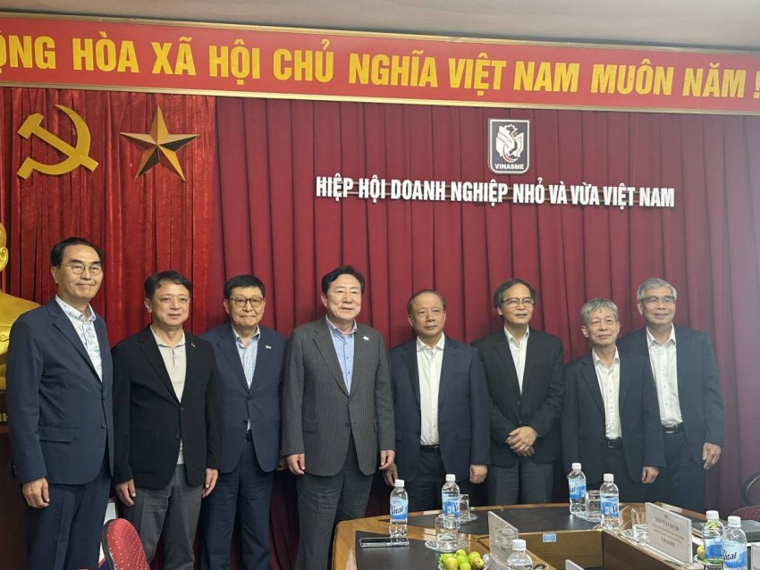 Chủ tịch Nguyễn Văn Thân và Ban Lãnh đạo VINASME chụp ảnh lưu niệm cùng đoàn đại biểu KBIZ