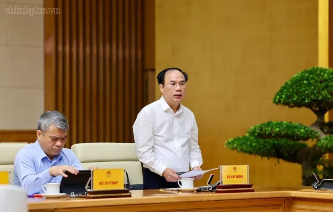 Thứ trưởng Bộ Xây dựng Nguyễn Văn Sinh cho biết về tình hình thị trường, cả nước có 2.221 dự án bất động sản được thống kê với tổng quy mô vốn đầu tư khoảng 6,87 triệu tỷ đồng. Trong quý III/2026, cả nước ghi nhận khoảng 92.004 giao dịch bất động sản thành công, bằng 92% so với quý trước.