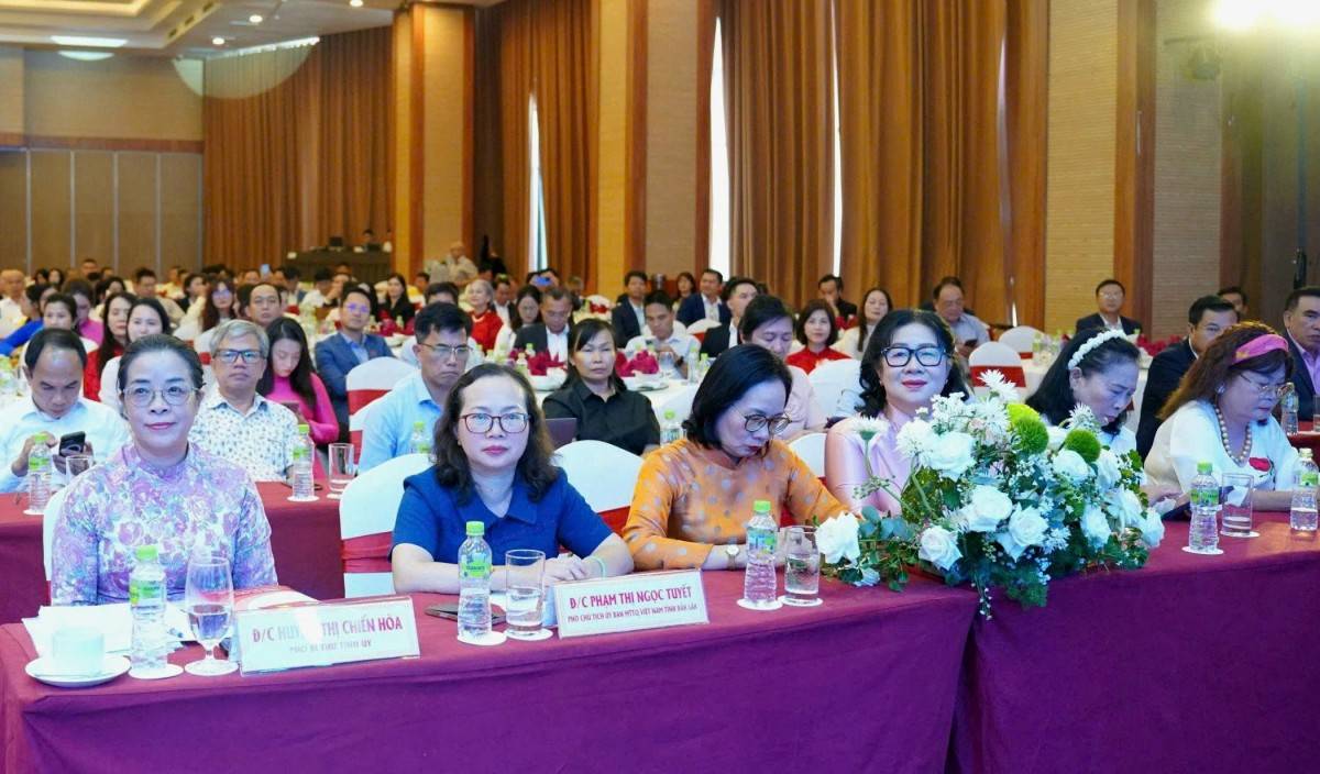  Phó Bí thư Tỉnh ủy Đắk Lắk Huỳnh Thị Chiến Hòa (Bên phải ảnh) và các đại biểu dự hội nghị.