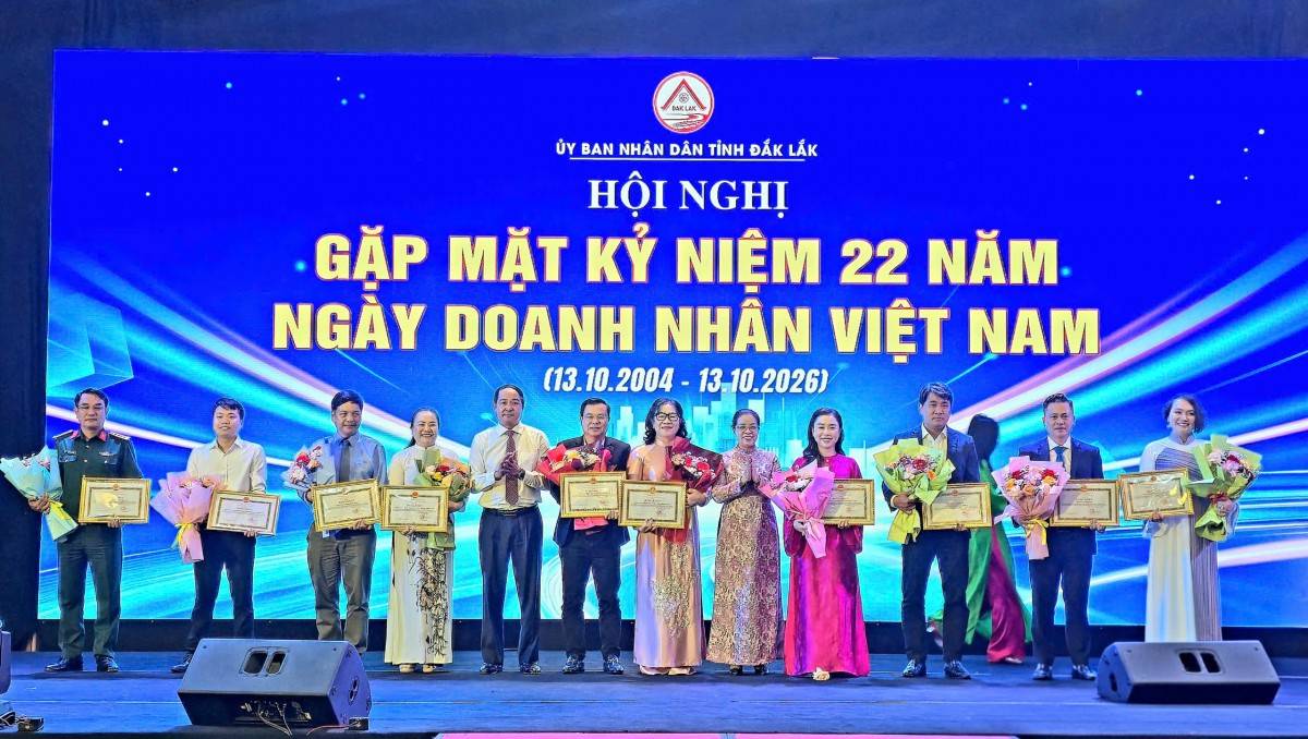 Lãnh đạo tỉnh Đắk Lắk trao tặng Bằng khen cho các tập thể doanh nghiệp.