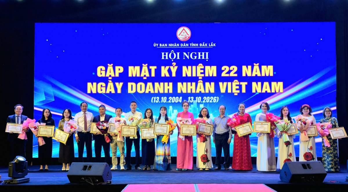  Lãnh đạo tỉnh Đắk Lắk trao tặng Bằng khen cho các cá nhân.