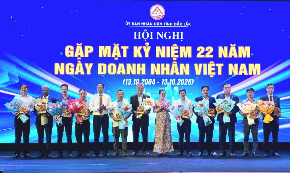  Lãnh đạo tỉnh Đắk Lắk trao tặng Biểu trưng cho các doanh nghiệp tiêu biểu trên địa bàn.