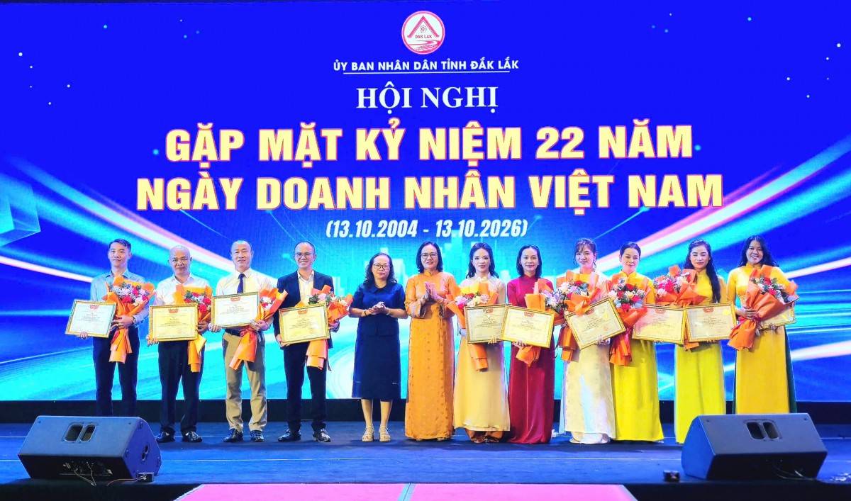 Lãnh đạo Ủy ban MTTQ Việt Nam tỉnh Đắk Lắk trao tặng Bằng khen cho các cá nhân.