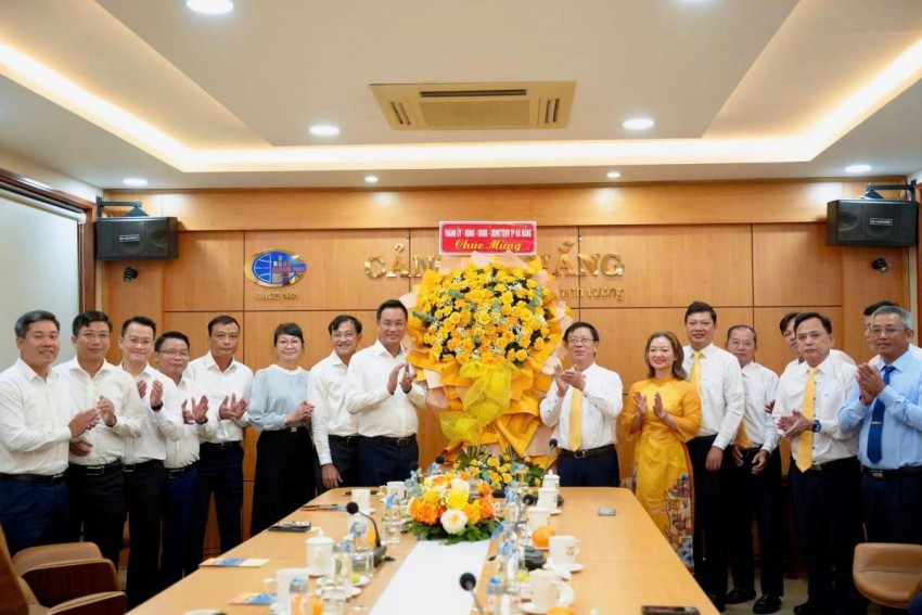 Bí thư Thành ủy, Trưởng đoàn Đại biểu Quốc hội đơn vị TP Đà Nẵng Lê Ngọc Quang đến thăm, chúc mừng Công ty CP Cảng Đà Nẵng và Công ty CP Tập đoàn Mặt Trời (Sun Group) vùng miền Trung nhân Ngày Doanh nhân Việt Nam.