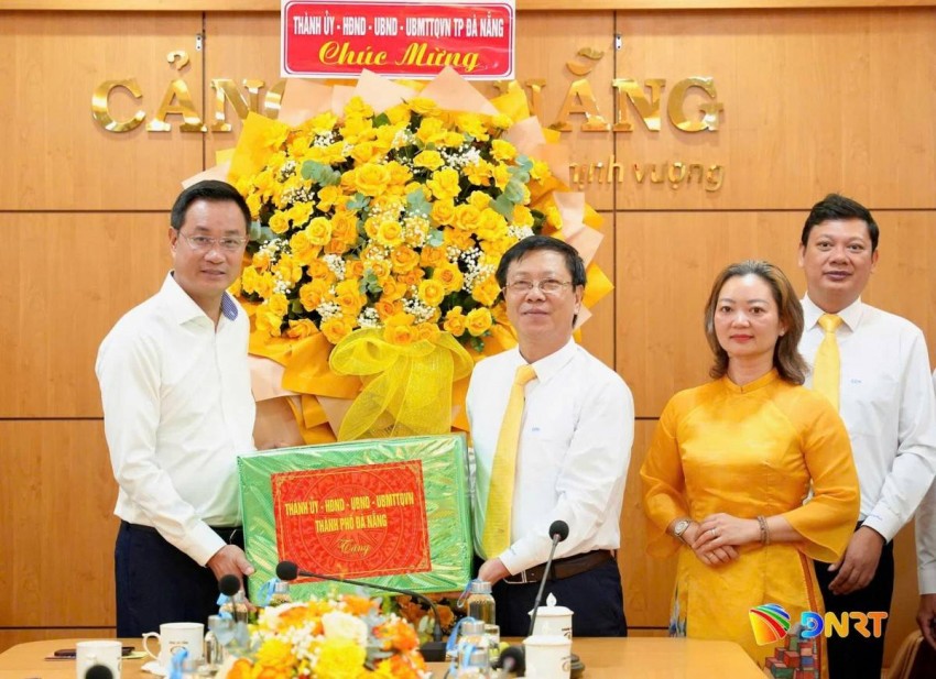 Bí thư Thành ủy Lê Ngọc Quang trao quà cho lãnh đạo Công ty CP Cảng Đà Nẵng