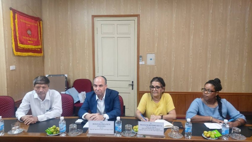 Đại sứ Ban lãnh đạo VINASME tiếp đoàn ngoại giao Cuba tại Việt Nam do Đại sứ Rogelio Polanco Fuentes chia sẻ tình hình Cuba trong thời gian qua, đồng thời mong muốn học tập kinh nghiệm Việt Nam để góp phần phục hồi và phát triển đất nước